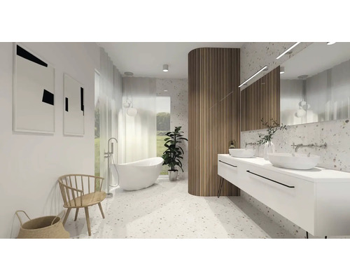 Baie luminoasă cu cadă, lavoar, oglindă și loc de ședere