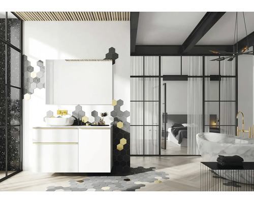 Baie luminoasă cu chiuvetă, oglindă, plăci hexagonale și vedere la dormitor printr-o ușă de sticlă