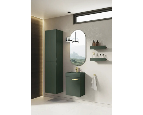 Baie modernă cu dulap sub chiuvetă, dulap cu oglindă, oglindă și rafturi