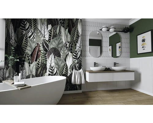 Baie cu cadă de baie independentă, lavoar cu două chiuvete, două oglinzi, tapet de perete cu motive vegetale și podea din lemn