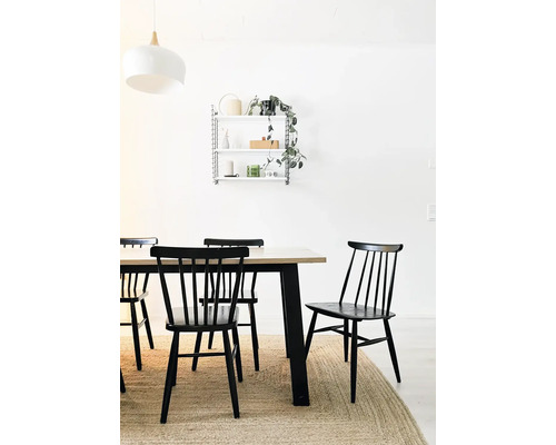 Sufragerie cu masă, scaune și raft de perete