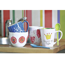 Diverse căni de cafea cu modele și inscripții