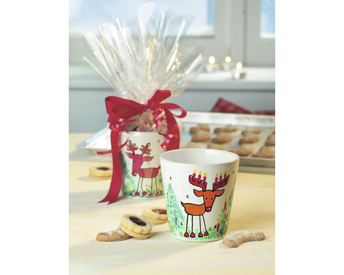 Două căni ceramice cu motiv de cerb și biscuiți de Crăciun.