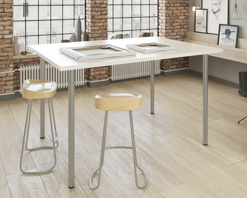 Cameră luminoasă cu masă albă, două scaune de bar și rame