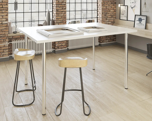 Scenă cu masă albă, două scaune de bar, două rame foto și podea din lemn deschis.