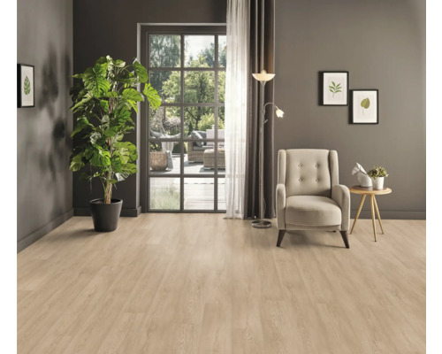 Living luminos cu fotoliu, lampadar, plantă la ghiveci și fereastră mare