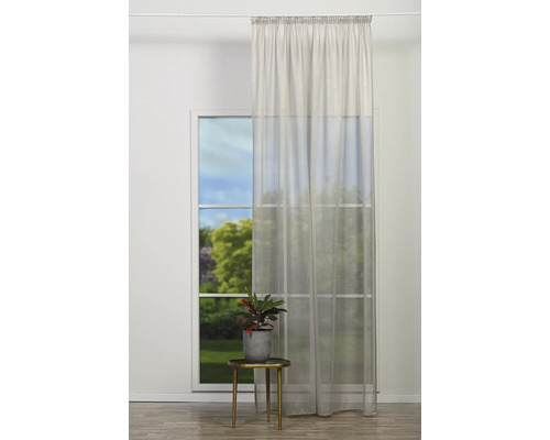 Cortină în fața ferestrei cu plantă pe o măsuță laterală