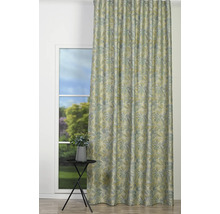 Cortină decorativă cu model floral în fața unei ferestre