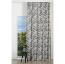 Cortină cu model floral în fața unei ferestre