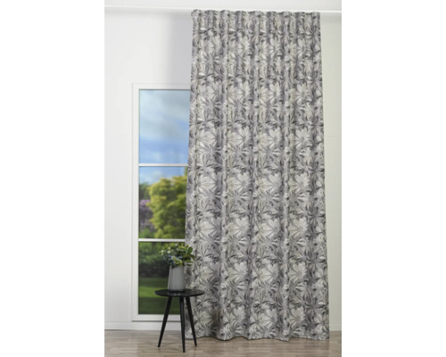 Cortină cu model floral în fața unei ferestre