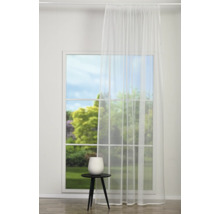 Fereastră cu perdea albă transparentă și măsuță laterală cu decorațiuni