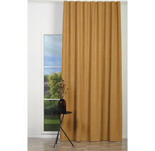 Cortină în fața ferestrei cu decorațiuni