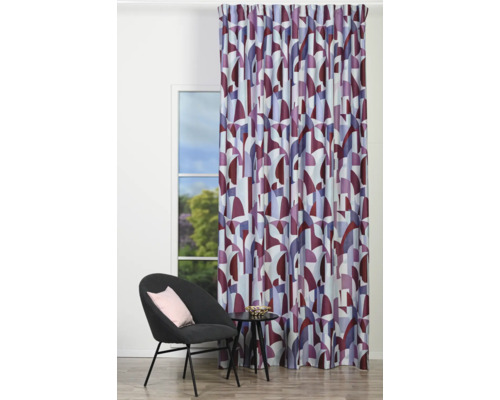 Perdea cu model geometric în fața ferestrei, cu scaun și masă