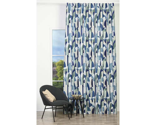 Living decorativ cu perdea, scaun și măsuță laterală.