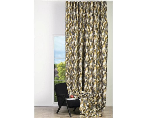 Cortină cu model abstract în fața unei ferestre și a unui fotoliu