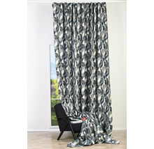Cortină decorativă cu model geometric în fața unei ferestre
