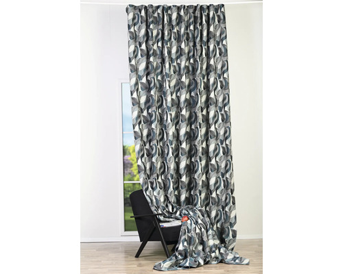 Cortină decorativă cu model geometric în fața unei ferestre