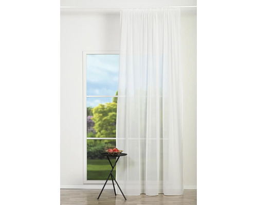 Cameră luminoasă cu fereastră și perdea albă, transparentă