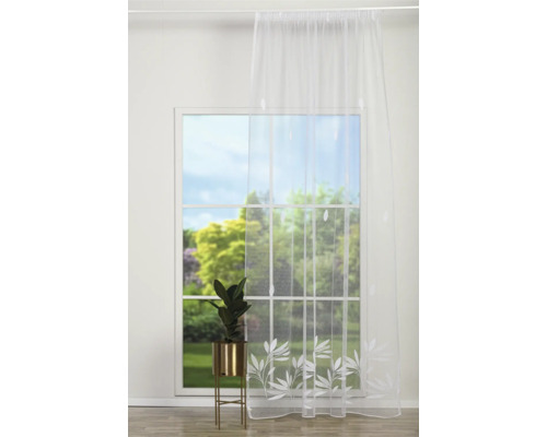 Perdea cu model de frunze în fața unei ferestre