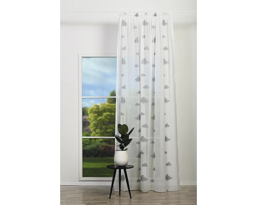 Decorare fereastră cu perdea transparentă și model de nori.