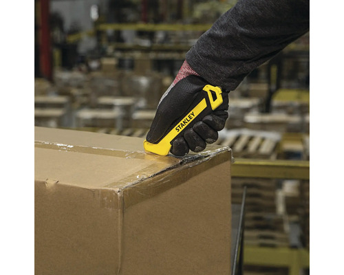 O persoană cu mănuși deschide o cutie de carton cu un cuțit de siguranță Stanley.