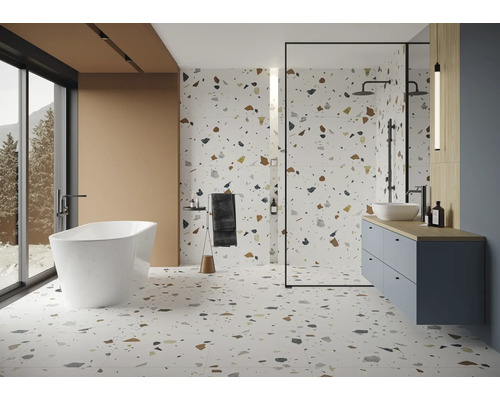 Baie modernă cu cadă freestanding, duș și lavoar cu gresie tip terrazzo