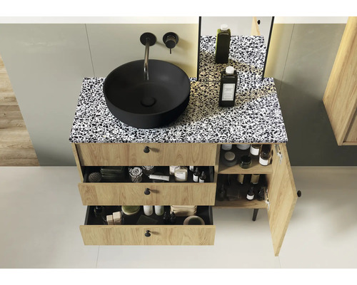 Baie cu dulap de lavoar, lavoar așezat pe blat și sertare și o ușă deschise