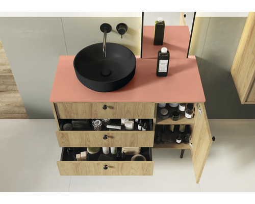 Baie modernă cu dulap sub lavoar, lavoar așezat și sistem de sertare deschise pentru depozitarea articolelor de baie.