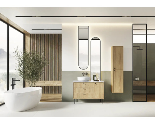 Baie luminoasă cu cadă, lavoar, oglinzi și cabină de duș pentru o ambianță modernă.