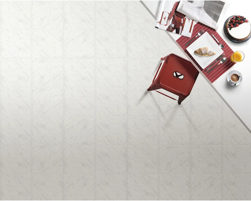 Plăci bej pe podea cu scaun și masă