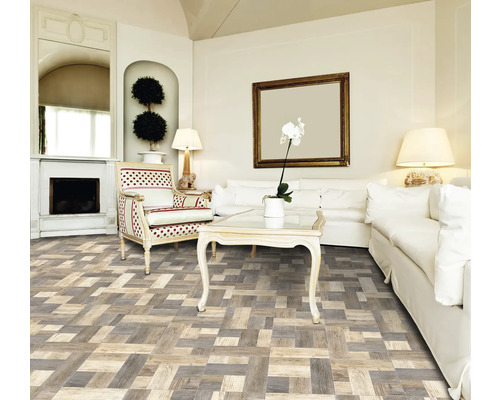 Living cu podea din lemn cu model, fotoliu și canapea