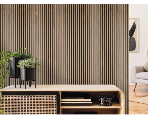 Design de cameră cu panouri de perete din lemn, raft și decorațiuni