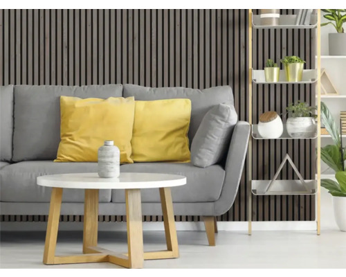 Cameră de zi cu canapea gri, perne galbene, masă albă și lambriuri din lemn