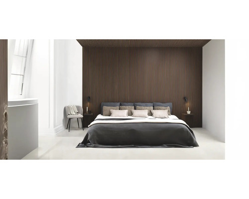 Dormitor cu pat și perete cu panouri din lemn