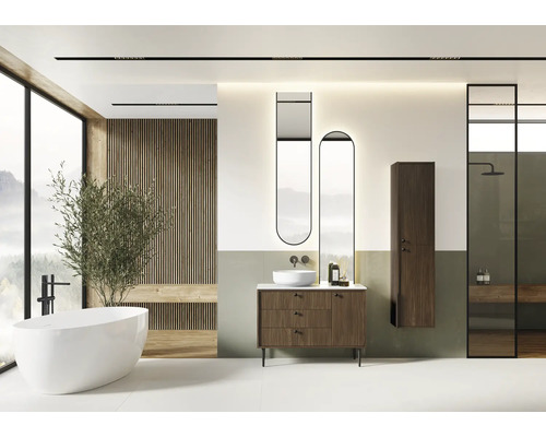 Baie luminoasă cu cadă, dulap de lavoar cu chiuvetă, oglinzi și duș.