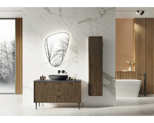 Baie modernă cu chiuvetă, oglindă, dulap înalt și cadă în fața unui perete de marmură