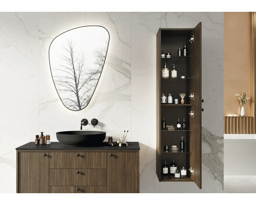 Baie modernă cu chiuvetă, oglindă și dulap înalt pentru articole de baie