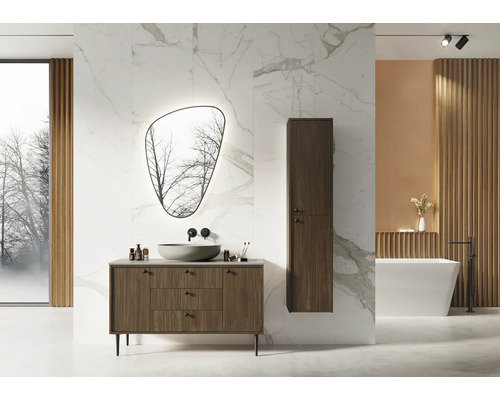 Baie luminoasă cu lavoar, oglindă, dulap înalt și cadă