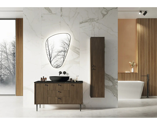 Baie luminoasă cu lavoar, oglindă, dulap înalt și cadă