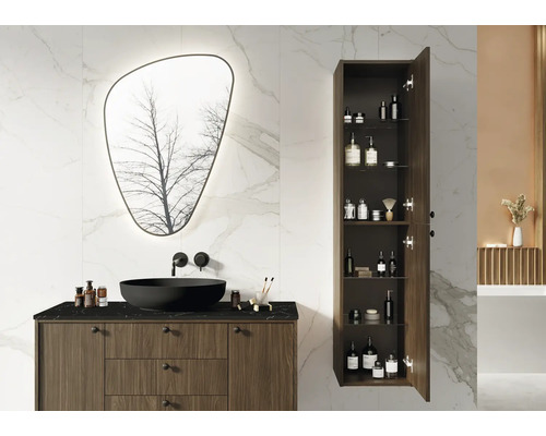 Baie cu chiuvetă, oglindă și dulap înalt deschis pentru depozitare