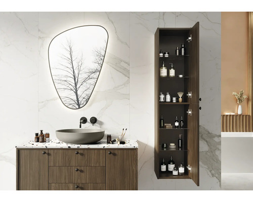 Baie cu lavoar, oglindă și dulap înalt deschis pentru depozitarea articolelor de baie