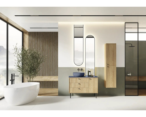 Baie luminoasă cu cadă, dulap de lavoar cu lavoar aplicat, corpuri de iluminat cu oglindă și cabină de duș