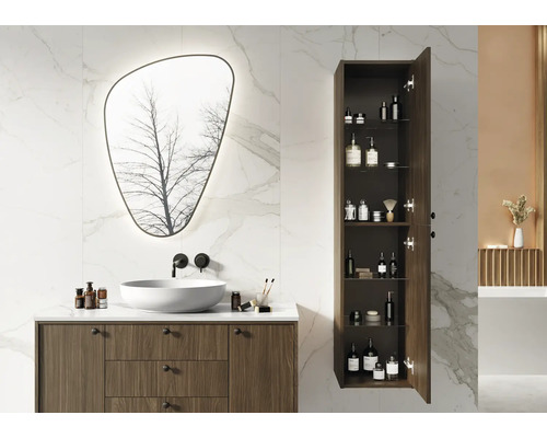 Baie cu lavoar, oglindă și dulap înalt deschis pentru depozitare