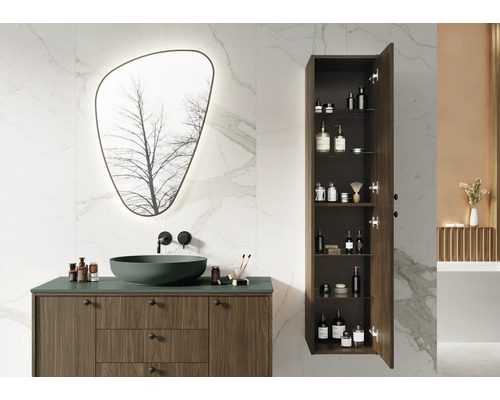 Baie luminoasă cu dulap de bază pentru lavoar, oglindă și dulap suspendat deschis pentru depozitarea articolelor de toaletă.