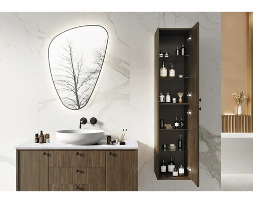 Baie modernă cu chiuvetă, oglindă și dulap înalt deschis pentru depozitarea articolelor de baie