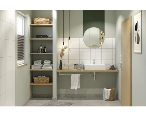 Baie luminoasă cu chiuvetă, oglindă, rafturi și prosoape pentru un ambient organizat