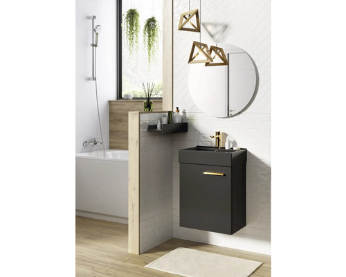 Baie cu dulap de lavoar, oglindă, cadă și decorațiuni