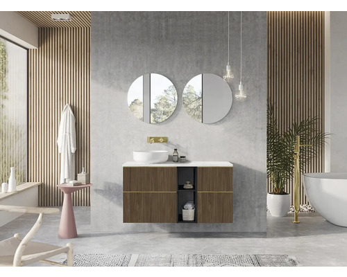 Baie modernă cu lavoar, oglinzi și cadă