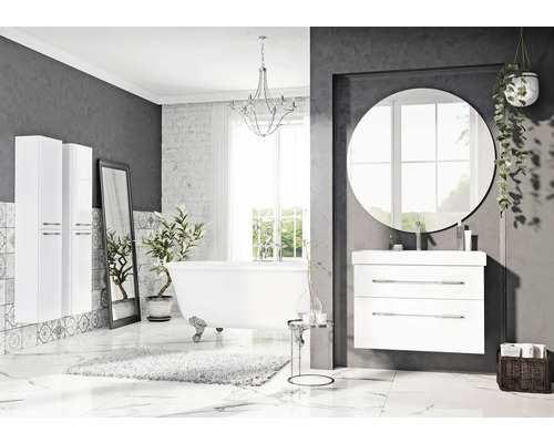 Baie modernă cu cadă, lavoar, oglindă și mobilier de baie