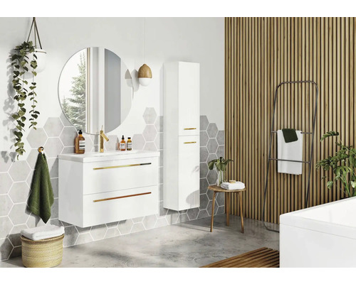 Baie cu lavoar, oglindă, dulap înalt și lambriu din lemn